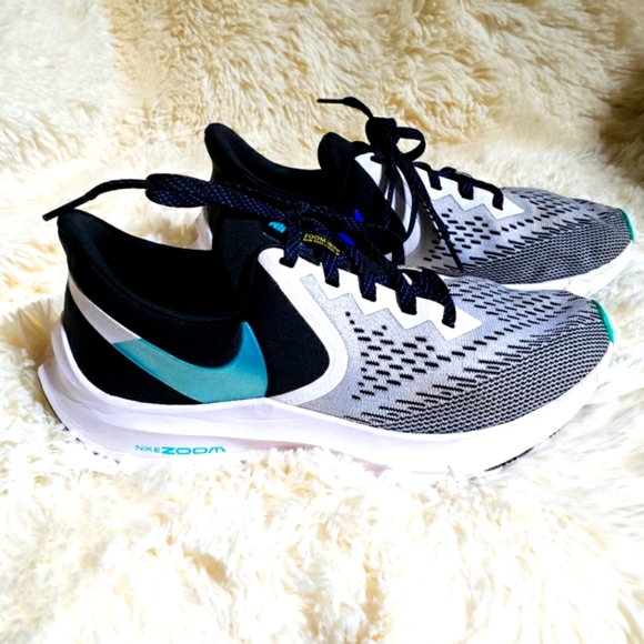 Nike Shoes - Like new womans NIKE Air ZOOM Winflo 6